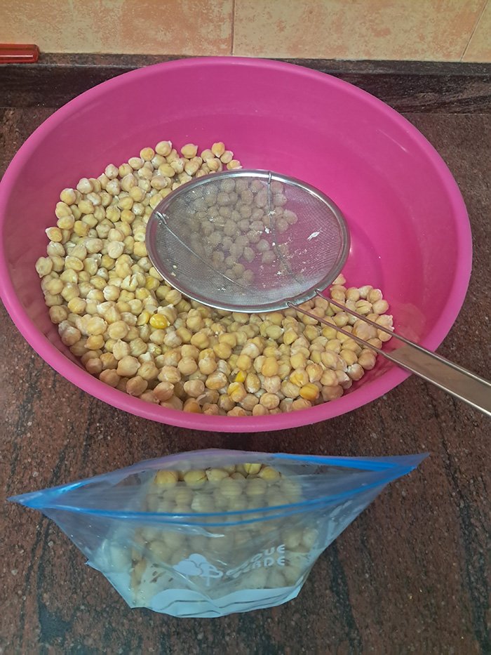 Garbanzos secos a remojo en agua antes de cocinarlos para guisos y cocidos tradicionales