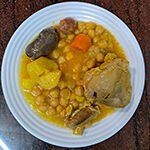 Cocido murciano tradicional con garbanzos y verduras en plato hondo
