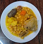 Cocido murciano tradicional con garbanzos y verduras en plato hondo