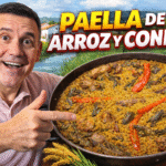 Arroz con conejo y alcaciles servido en plato tradicional
