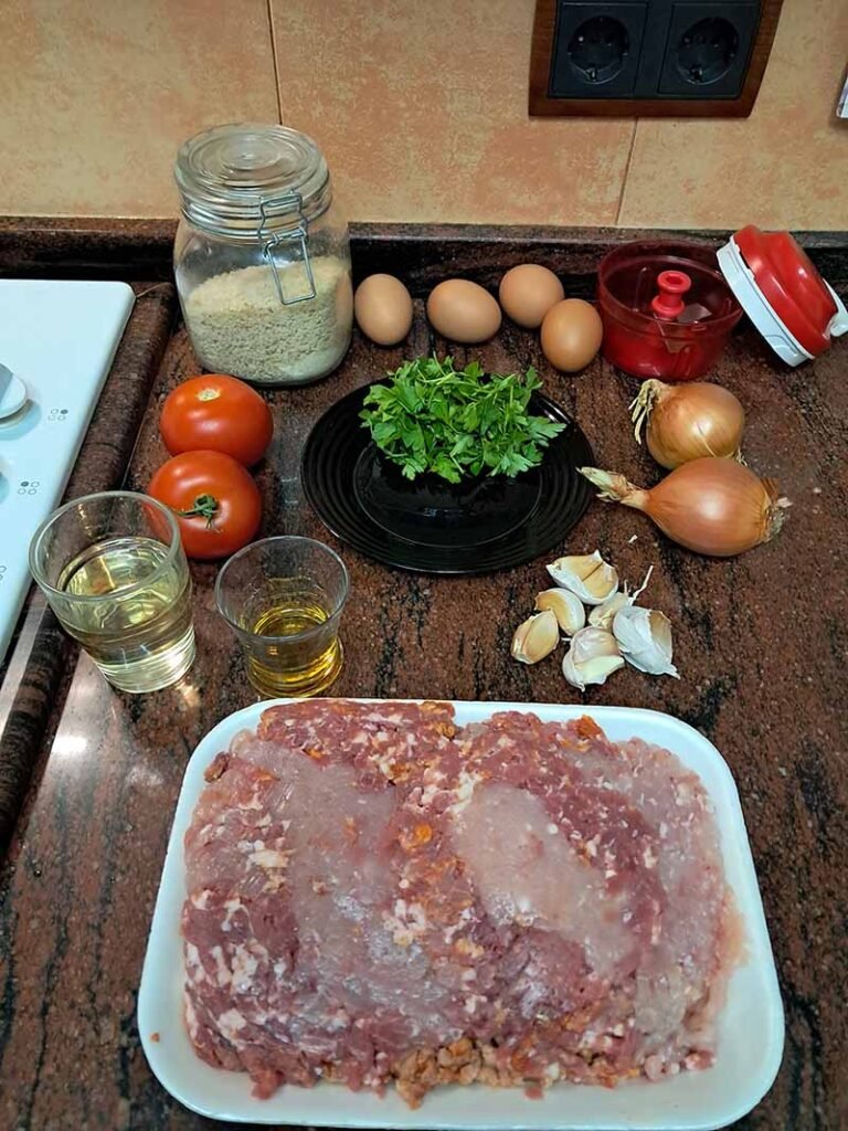 ingredientes para hacer caldo con pelotas murciano carne huevos ajo perejil y pan rallado