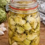 Alcachofas encurtidas caseras en tarro listas para conservar durante meses