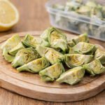 Alcachofas limpias y cortadas listas para congelar con limón